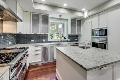 579 Hawthorne Pl, Chicago IL  60657-2922 exterior