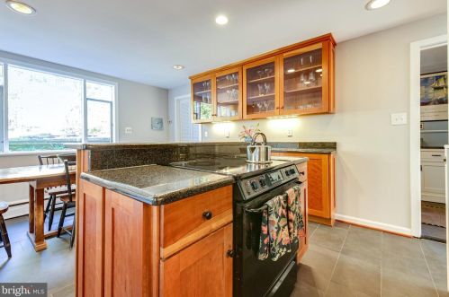 7804 Ridgecrest Dr, Alexandria VA 22308-1053 exterior