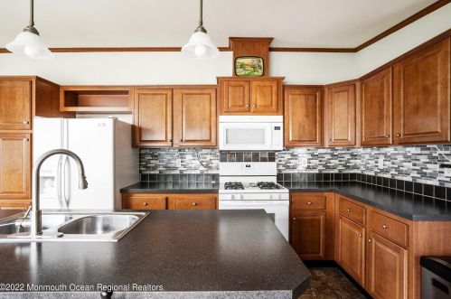 166 Arnold Dr, Lakehurst NJ 08759-5401 exterior