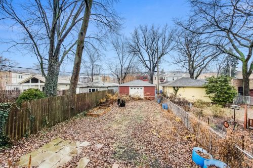 1832 Estes Ave, Chicago IL 60645-2904 exterior