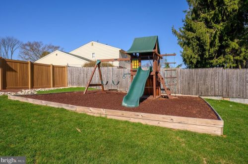 747 Bobwhite Ln, Huntingdon Valley PA 19006-2117 exterior