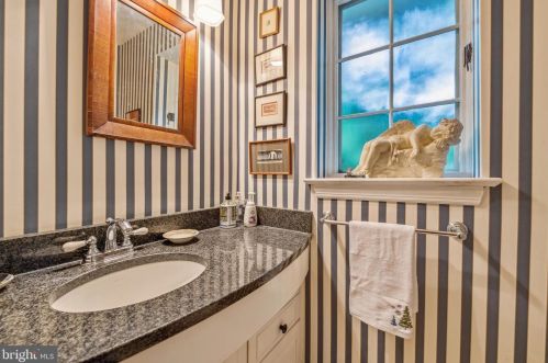 34 Long Dr, Trenton NJ 08648-2714 exterior