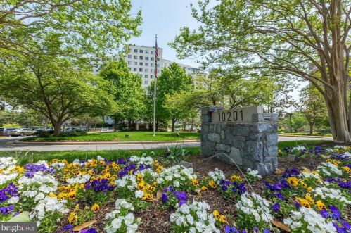 10201 Grosvenor Pl, Rockville MD  20852-4600 exterior