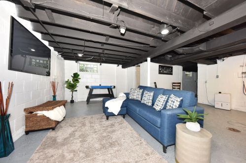 2926 Bobolink Ave, Milwaukee WI  53209-4248 exterior