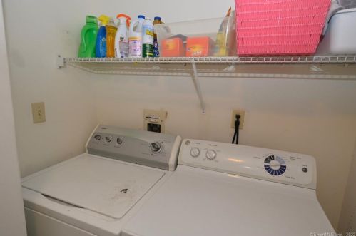 3 Commodore Hull Dr, Derby CT 06418-2255 exterior