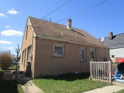 5714 41st St, Milwaukee, WI 53221-3918