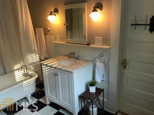 1528 Cambridge Ave, Atlanta GA 30337-2110 exterior