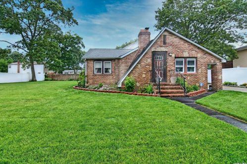 273 Essex St, Babylon NY 11704-2108 exterior