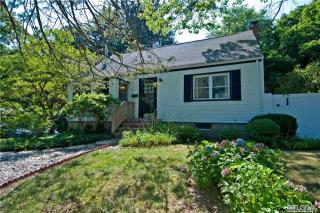 17 Vale Dr, Hunt, NY 11743-3748