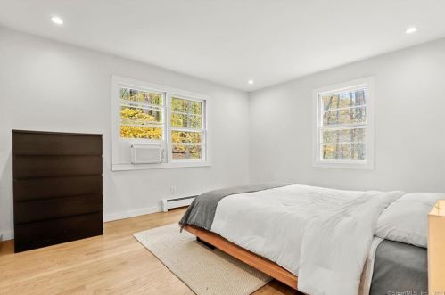 72 Regan Rd, Ridgefield CT  06877-1424 exterior