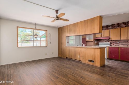 2902 Desert Cv Ave, Phoenix AZ 85028-3430 exterior