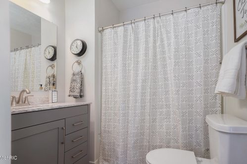 20 Knapp St, Grand Rapids MI 49505-4420 exterior