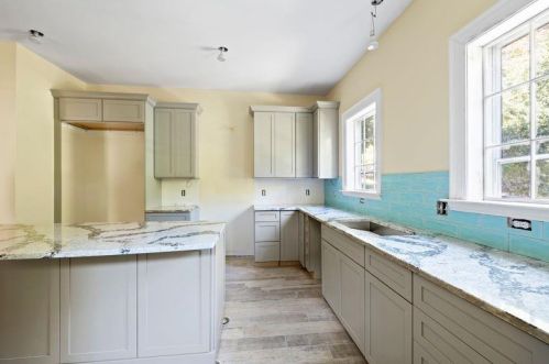 2 Cushing St, Providence RI 02906-2228 exterior