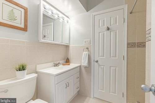 5837 Biscayne Dr, Alexandria VA  22303-1925 exterior