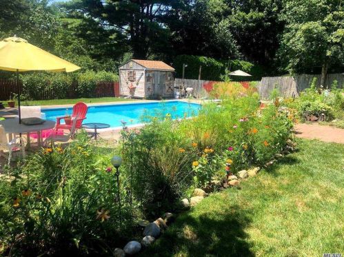 2 Crabapple Ln, Commack NY 11725-2404 exterior