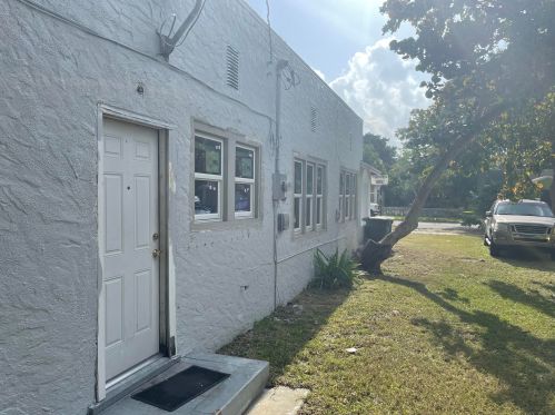 1109 Colonial Rd, Fort Pierce FL 34950-5068 exterior