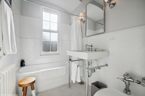 73 Elm St, Chicago IL 60611-1052 exterior