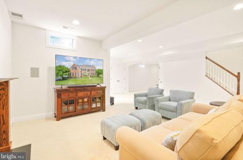 17675 Tobermory Pl, Leesburg VA 20175-7053 exterior