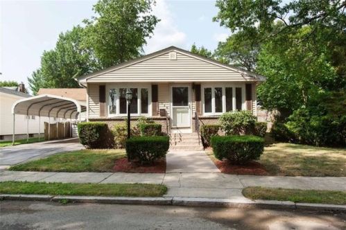 135 Metropolitan Rd, Providence RI  02908-3318 exterior