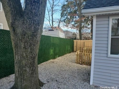 20 Lowndes Ave, Huntington Station NY 11746-1224 exterior