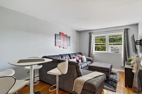 3617 Eastchester Rd, Bronx NY 10466-5882 exterior