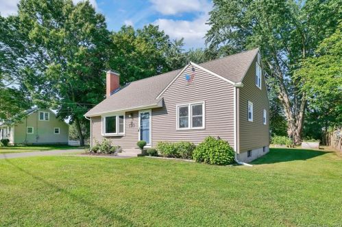 59 Neelans Rd, Enfield CT 06082-5734 exterior