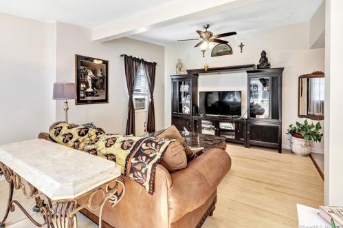 143 St, Seymour CT 06483-2910 exterior