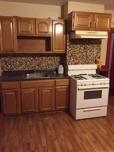 70 Wells St, Manchester, CT 06040-6125