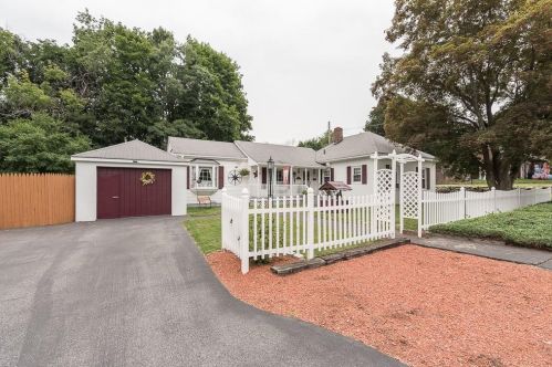 229 Linden Ave, Woonsocket, RI 02895-2218