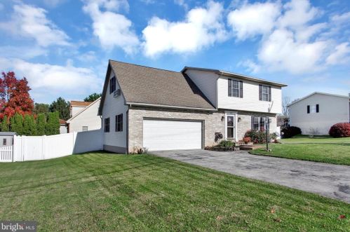 225 Clover Ln, Hanover, PA 17331-9143