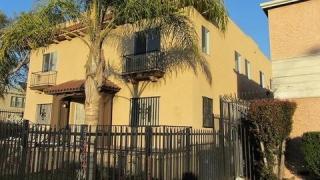 1702 La Brea Ave, Los Angeles CA  90019-5401 exterior
