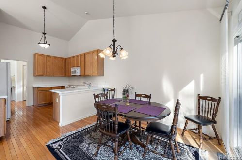 1342 Alameda Blvd, Troy MI 48085-6739 exterior