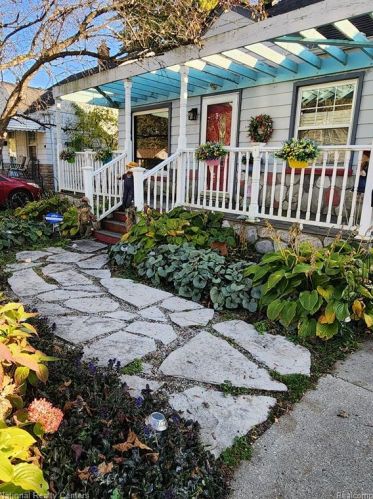 29203 Barton St, Garden City, MI 48135-2709