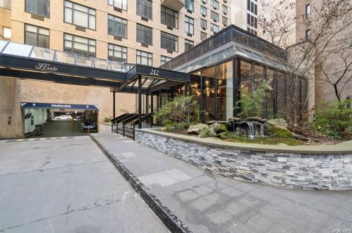 211 46th St, New York NY 10017-2904 exterior