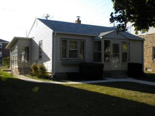 129 75th St, Milwaukee, WI 53213-3557