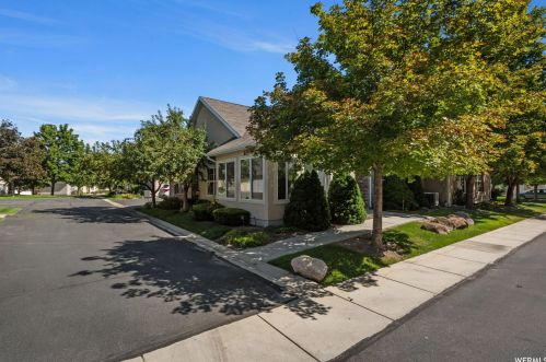 2088 Jordan Villa Dr, Taylorsville UT 84088-6703 exterior