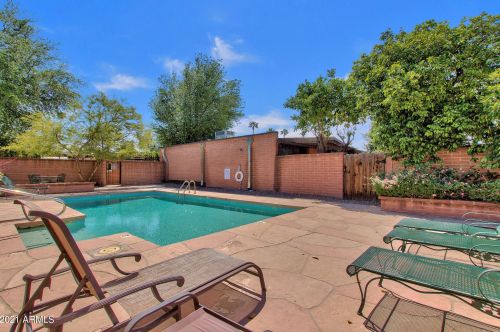 3002 32nd St, Phoenix AZ 85018-6869 exterior