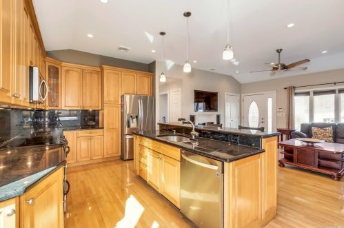 1524 Louis Kossuth Ave, Bohemia NY 11716-1510 exterior