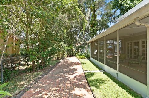 708 Grand Cir, Tampa FL  33617-7844 exterior