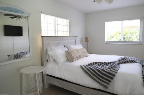 709 93 Ave, Naples FL 34108-2440 exterior