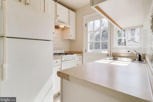 2701 Farmington Dr, Alexandria VA 22303-1315 exterior