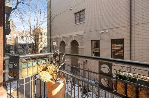 655 Melrose St, Chicago IL  60657-0467 exterior