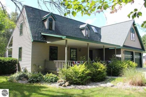 155 Ferris Rd, Sumner, MI 48889-8702