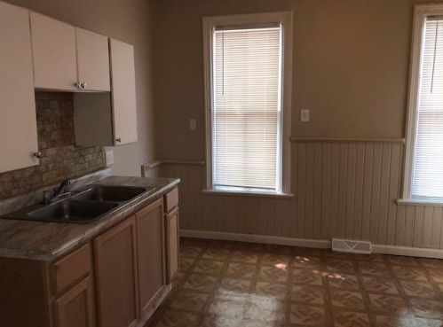 443 28th St, Milwaukee, WI 53208-4202