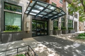270 Pearson St, Chicago IL 60611-2686 exterior