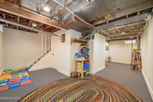 2243 Paris Ave, Grand Rapids MI 49505-4152 exterior