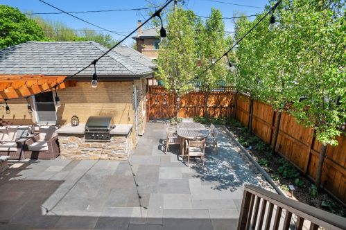 2955 Sunnyside Ave, Chicago IL 60630-3923 exterior