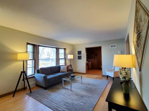 1631 Chateau Pl, Milwaukee WI 53217-6022 exterior