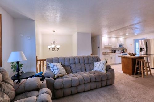 552 Carnival Dr, Pittsburgh, PA 15239-2627