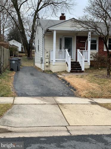 602 1st St, Rockville MD 20850-1567 exterior